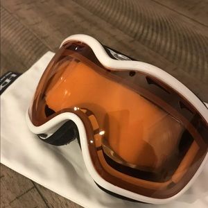 Oakley ski / snow goggles white/ persimmon lens